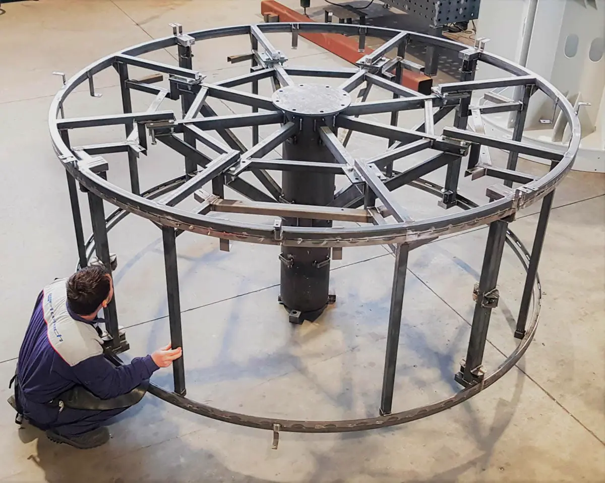 Un operatore Metaltech verifica una struttura circolare saldata