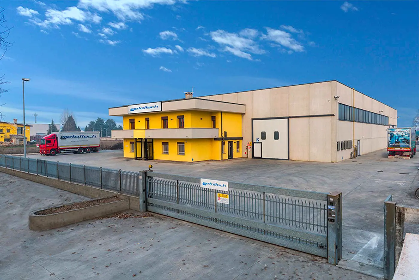 La sede Metaltech con gli automezzi aziendali